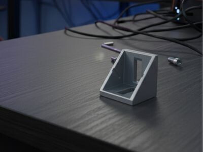 SimRig Aluprofile in Form von Montagewinkel auf Tisch