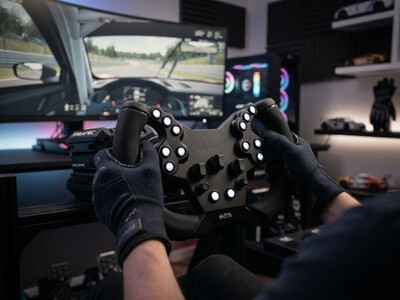 Evil Racing Lenkrad in Hand von Person