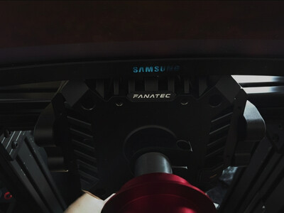 Fanatec Zubehör Lenkrad unter Bildschirm platziert