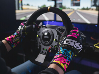 Person mit GSI SimRacing Handschuhen an Lenkrad