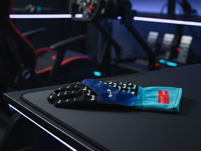 lange Moradness SimRacing Handschuhe auf Tisch