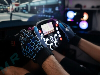 kurze Moradness SimRacing Handschuhe an Lenkrad