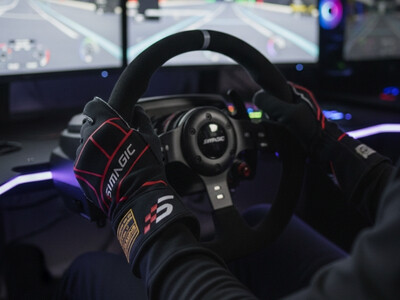 Person mit Simagic SimRacing Handschuhen am Lenkrad