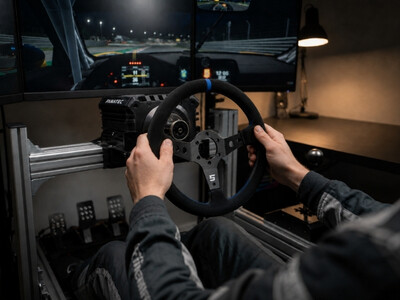 SimRaceShop Lenkrad wird von Person gehalten
