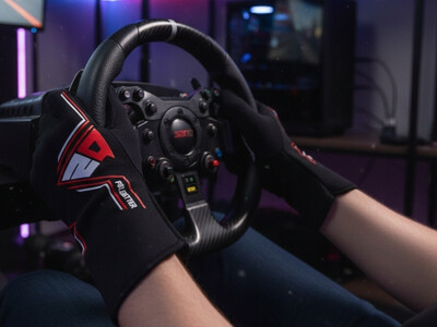Person mit Polesetter Evo One SimRacing Handschuhen an der Hand