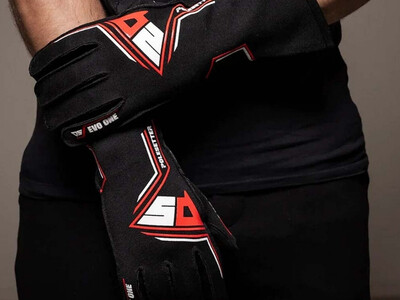 Person trägt Polesetter Evo One SimRacing Handschuhe