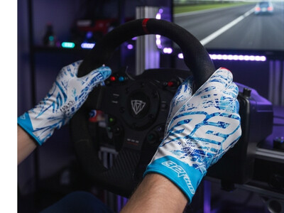 Person mit kurzen SRS SimRacing Handschuhen an Lenkrad