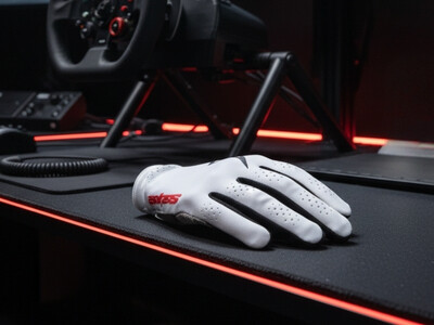 SimRacing Handschuhe liegt auf Tisch