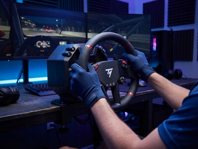 Thrustmaster Equipment auf Tisch stehend