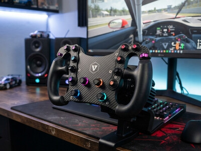 VNM GT SimRacing Lenkrad V1 steht auf Tisch