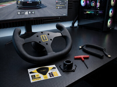 Turn Racing Lenkrad mit Zubehör daneben auf Tisch